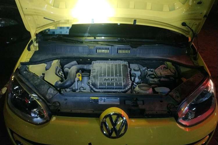 Used Volkswagen up! 2015 1.0L go high! Engine Bay