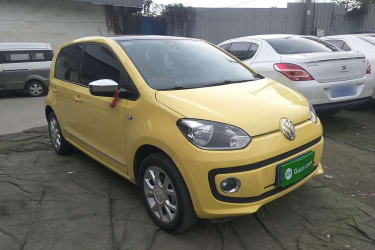 Used Volkswagen up! 2015 1.0L go high! Front Right 45 Deg