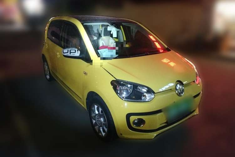 Used Volkswagen up! 2015 1.0L go high! Front Right 45 Deg