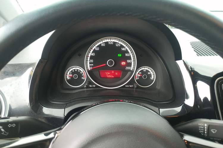 Used Volkswagen up! 2015 1.0L go high! Instrument Cluster