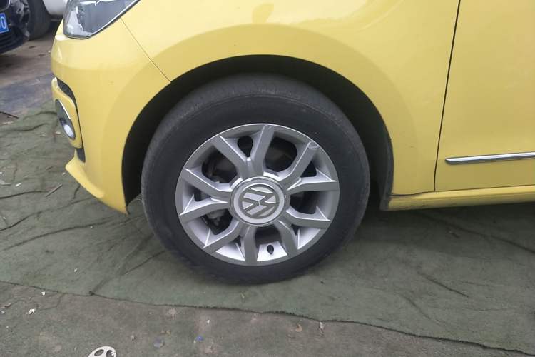 Used Volkswagen up! 2015 1.0L go high! Left Front Wheel Hub