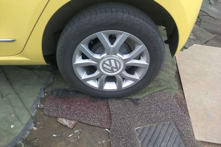 Used Volkswagen up! 2015 1.0L go high! Left Rear Wheel Hub