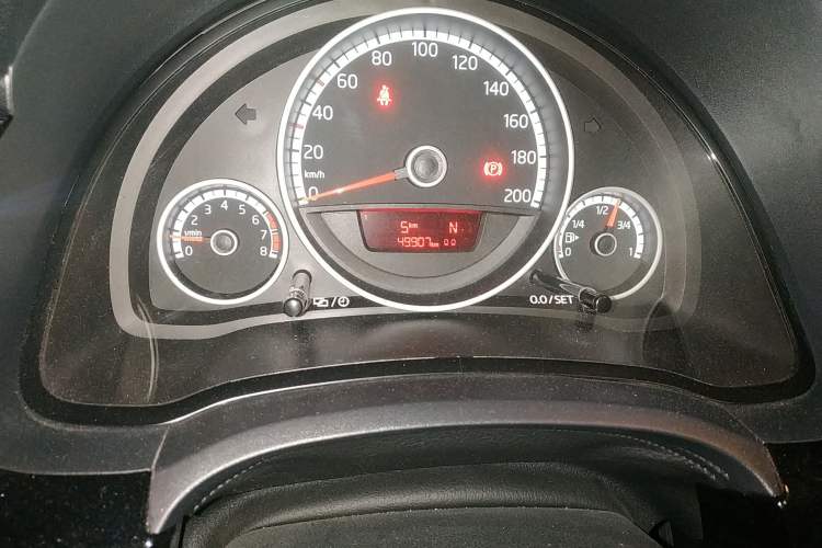 Used Volkswagen up! 2015 1.0L go high! Odometer Close Up