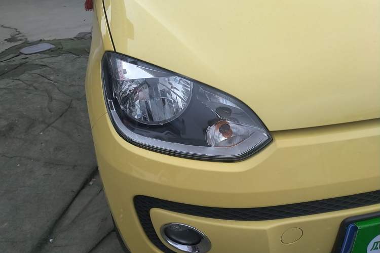 Used Volkswagen up! 2015 1.0L go high! Right Front Headlight