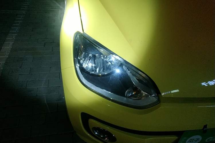 Used Volkswagen up! 2015 1.0L go high! Right Front Headlight