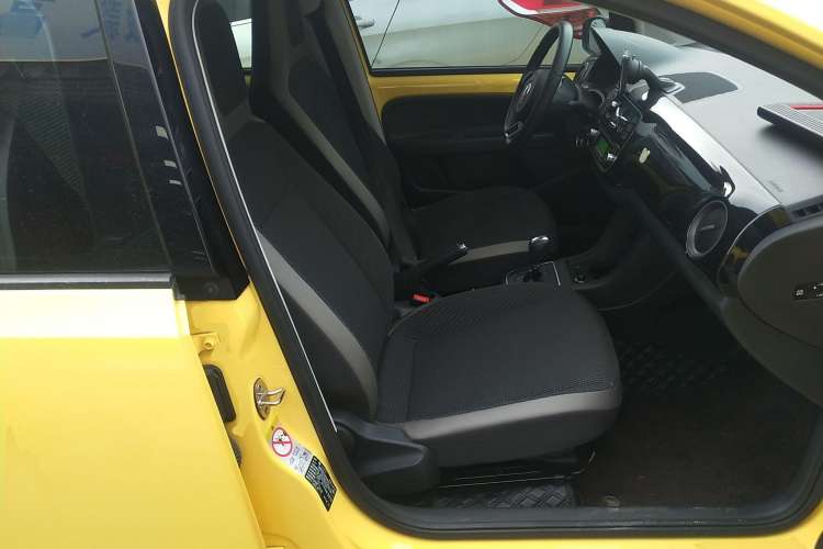 Used Volkswagen up! 2015 1.0L go high! Right Front Seat