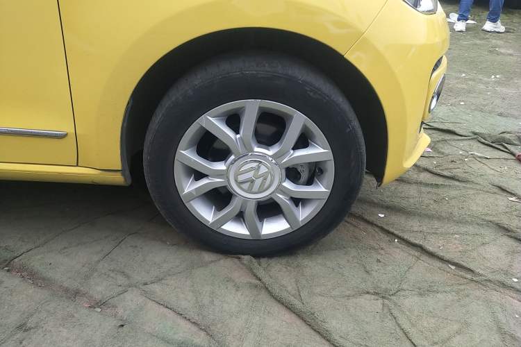 Used Volkswagen up! 2015 1.0L go high! Right Front Wheel Hub