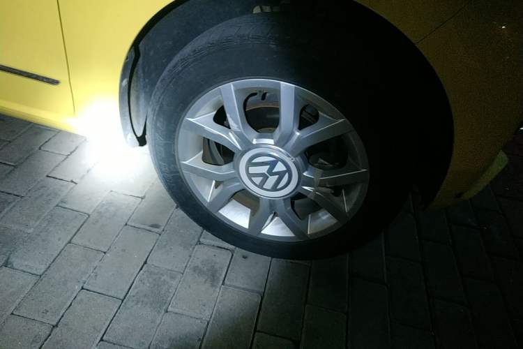 Used Volkswagen up! 2015 1.0L go high! Right Front Wheel Hub
