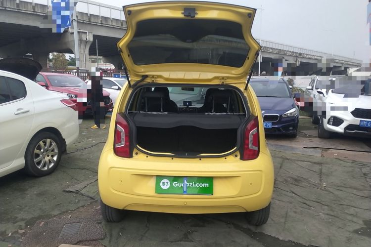 Used Volkswagen up! 2015 1.0L go high! Trunk