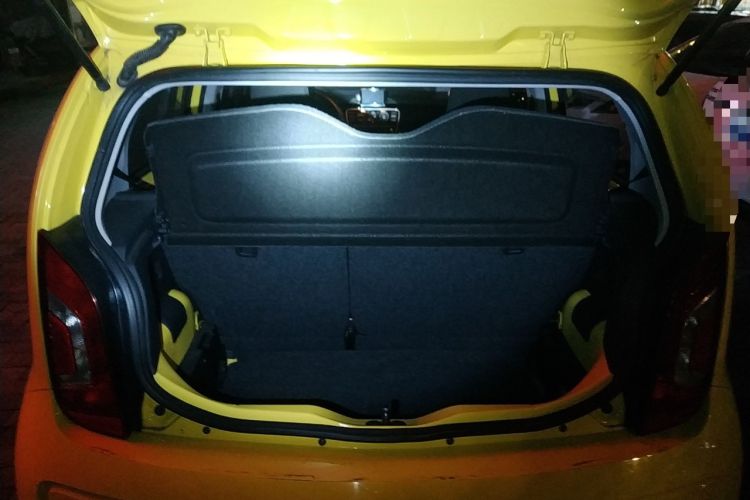 Used Volkswagen up! 2015 1.0L go high! Trunk