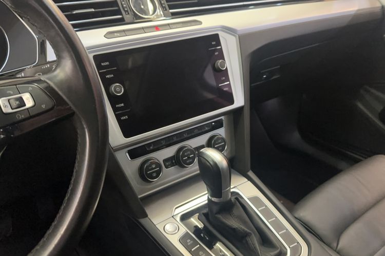 Used Volkswagen Variant 2018 380TSI Two-Wheel Drive Comfort Edition Audio And AC Panel