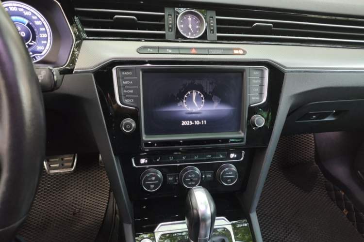 Used Volkswagen Variant 2016 380TSI Two-Wheel Drive R-Line Version Audio And AC Panel