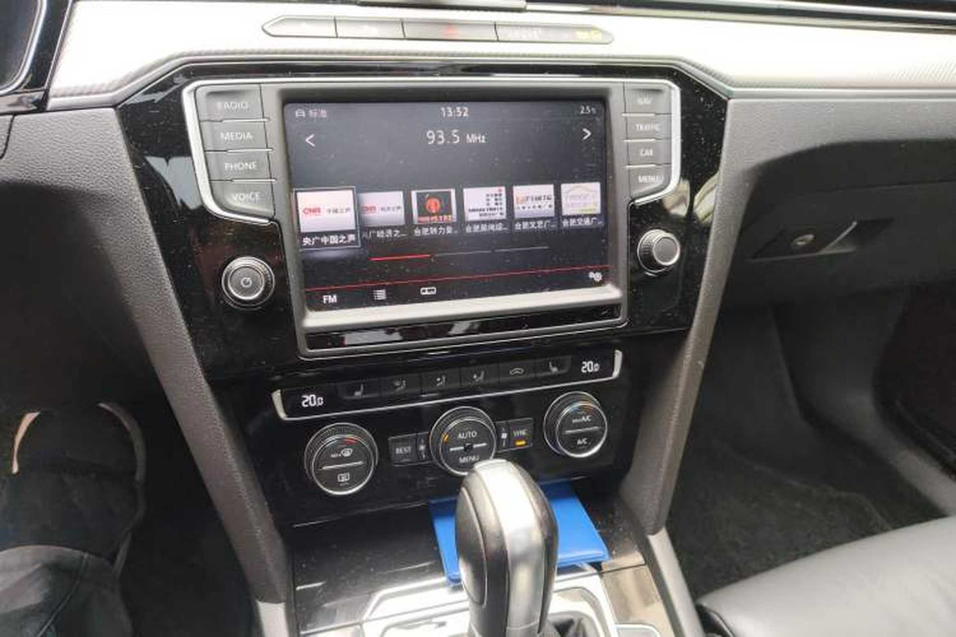 Used Volkswagen Variant 2016 380TSI Two-Wheel Drive R-Line Version Audio And AC Panel