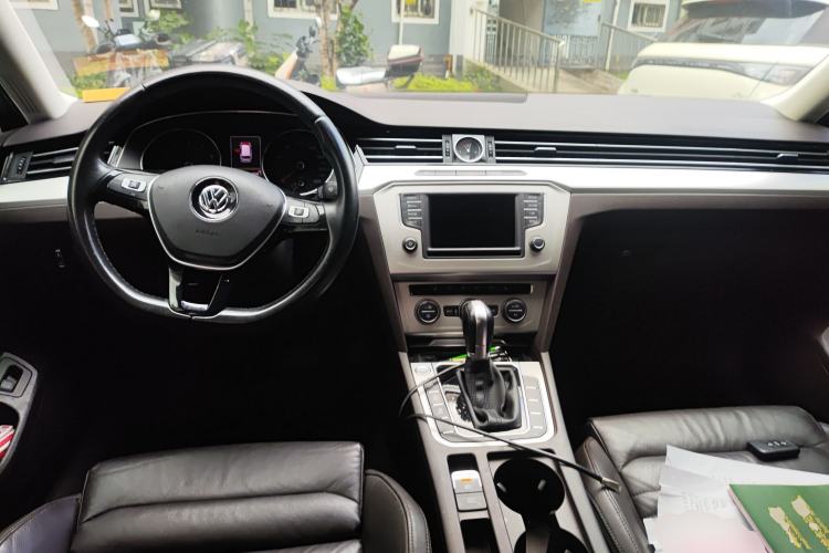 Used Volkswagen Variant 2016 380TSI Two-Wheel-Drive Style Edition Center Console