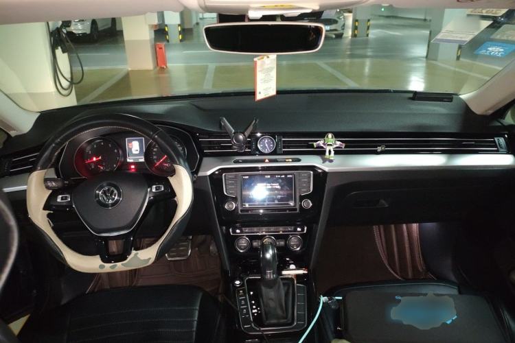 Used Volkswagen Variant 2016 380TSI Two-Wheel-Drive Style Edition Center Console