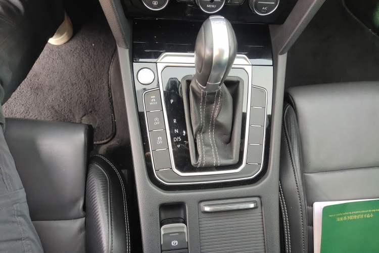 Used Volkswagen Variant 2016 380TSI Two-Wheel Drive R-Line Version Gear Lever