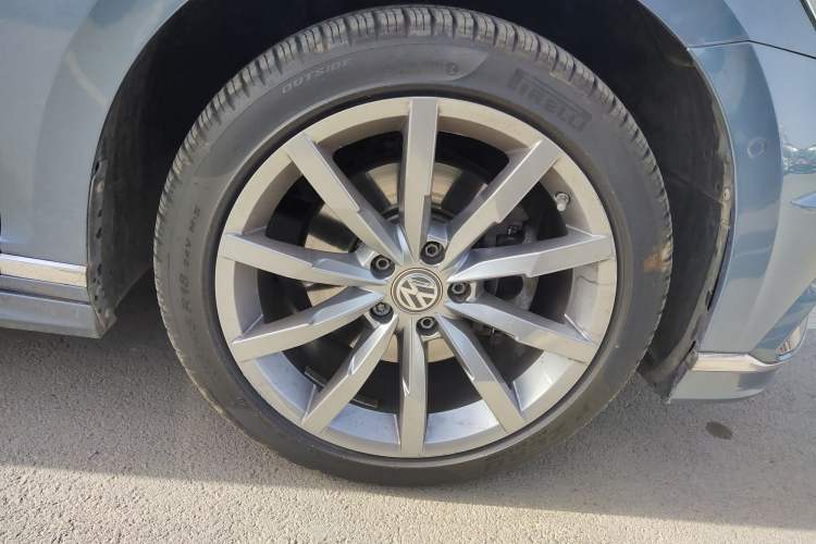 Used Volkswagen Variant 2016 380TSI Two-Wheel Drive R-Line Version Right Front Wheel Hub