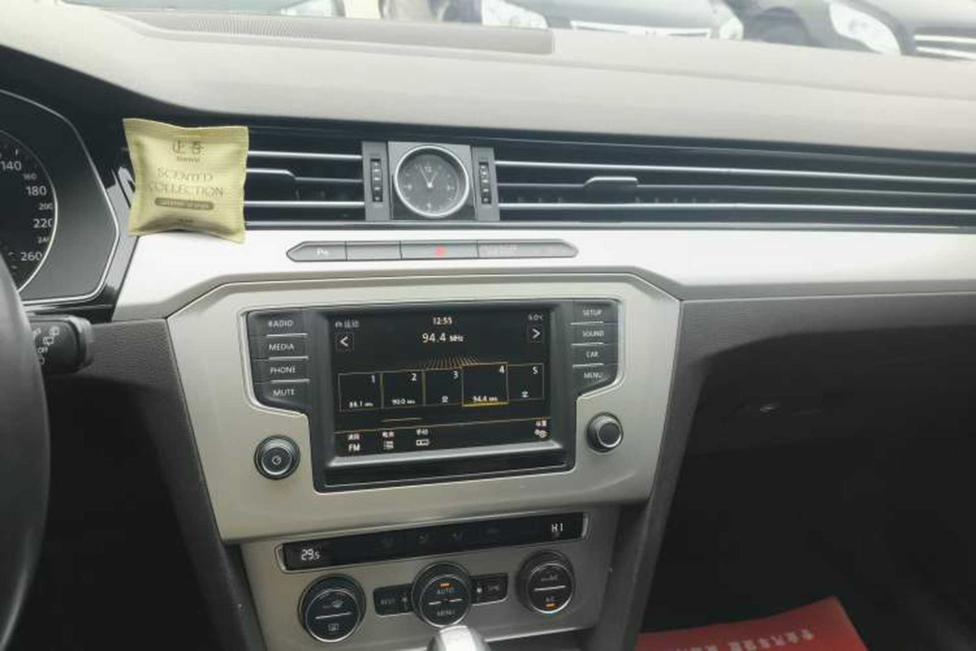 Used Volkswagen Variant 2016 380TSI Two-Wheel-Drive Style Edition Audio And AC Panel