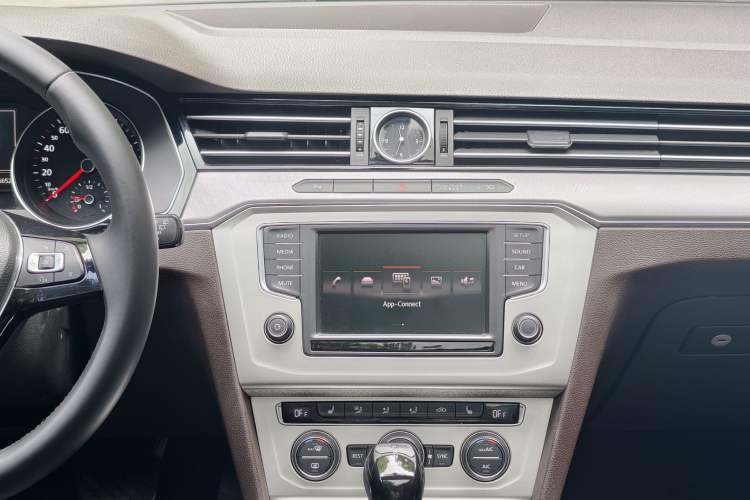 Used Volkswagen Variant 2016 280TSI Two-Wheel-Drive Comfort Edition Audio And AC Panel