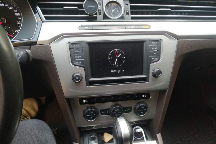 Used Volkswagen Variant 2016 380TSI Two-Wheel-Drive Style Edition Audio And AC Panel