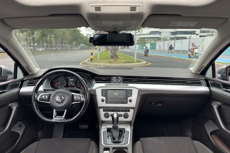 Used Volkswagen Variant 2016 380TSI Two-Wheel-Drive Style Edition Interior 3