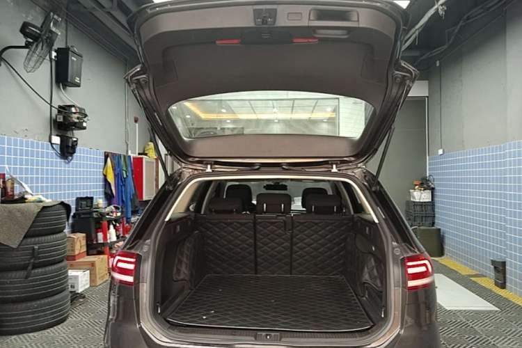 Used Volkswagen Variant 2016 380TSI Two-Wheel-Drive Style Edition Trunk