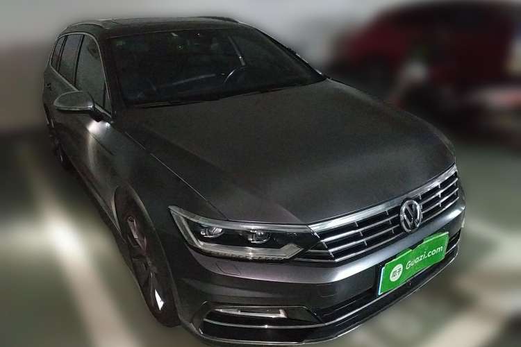 Used Volkswagen Variant 2016 380TSI Two-Wheel Drive R-Line Version Front Right 45 Deg