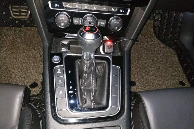 Used Volkswagen Variant 2016 380TSI Two-Wheel Drive R-Line Version Gear Lever