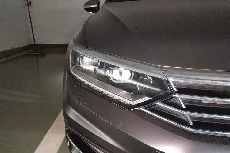 Used Volkswagen Variant 2016 380TSI Two-Wheel Drive R-Line Version Right Front Headlight