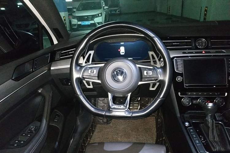 Used Volkswagen Variant 2016 380TSI Two-Wheel Drive R-Line Version Steering Wheel