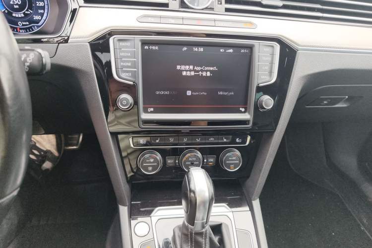 Used Volkswagen Variant 2016 380TSI Two-Wheel Drive R-Line Version Audio And AC Panel