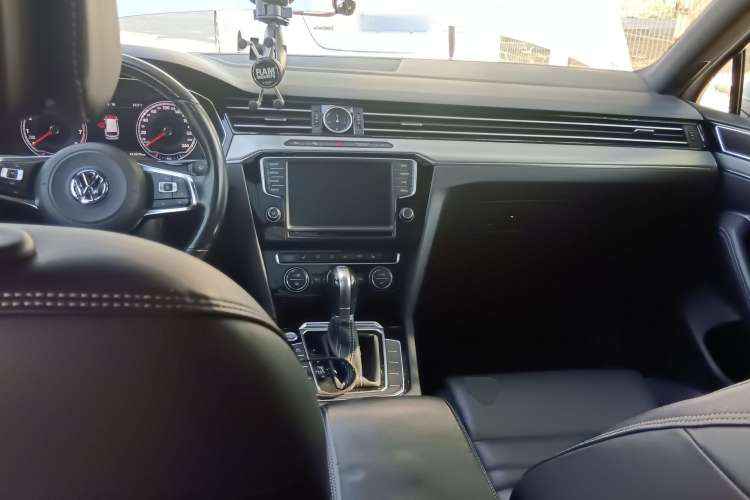 Used Volkswagen Variant 2016 380TSI Two-Wheel Drive R-Line Version Center Console