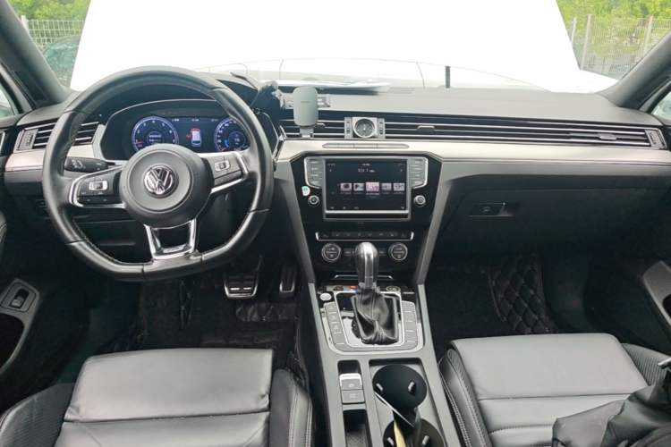 Used Volkswagen Variant 2016 380TSI Two-Wheel Drive R-Line Version Center Console