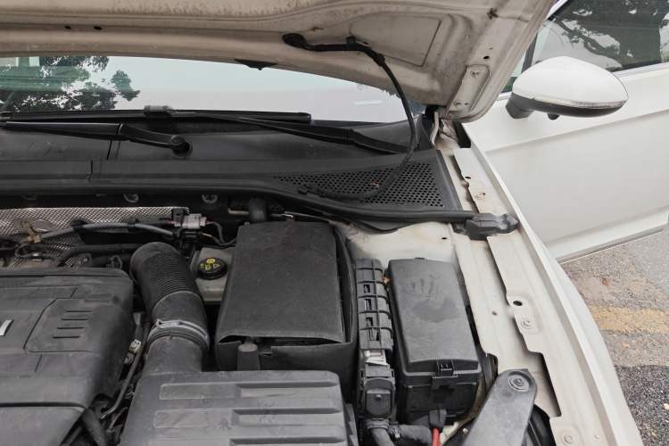 Used Volkswagen Variant 2016 380TSI Two-Wheel-Drive Style Edition Engine Bay Left