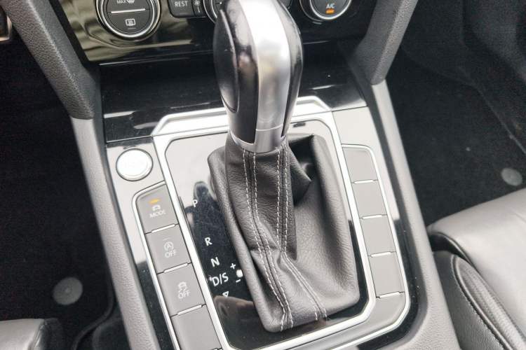 Used Volkswagen Variant 2016 380TSI Two-Wheel Drive R-Line Version Gear Lever