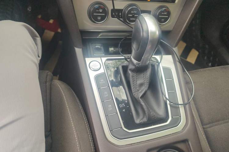 Used Volkswagen Variant 2016 380TSI Two-Wheel-Drive Style Edition Gear Lever