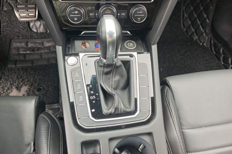 Used Volkswagen Variant 2016 380TSI Two-Wheel Drive R-Line Version Gear Lever