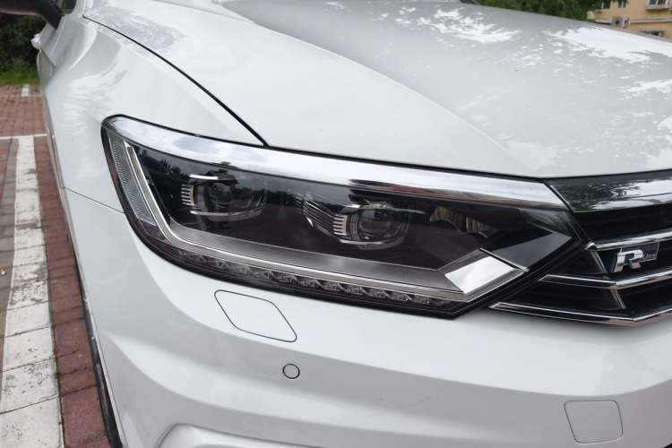 Used Volkswagen Variant 2016 380TSI Two-Wheel Drive R-Line Version Right Front Headlight