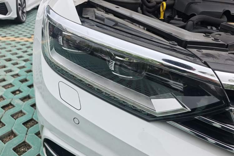 Used Volkswagen Variant 2016 380TSI Two-Wheel Drive R-Line Version Right Front Headlight