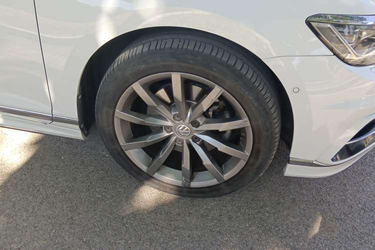 Used Volkswagen Variant 2016 380TSI Two-Wheel Drive R-Line Version Right Front Wheel Hub