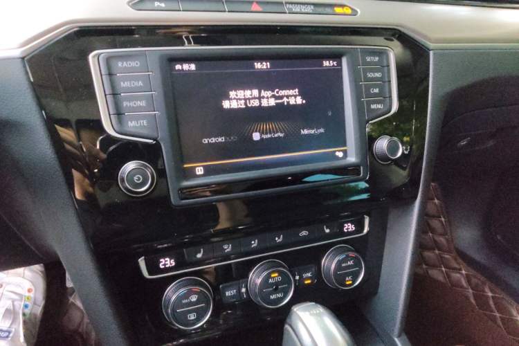 Used Volkswagen Variant 2017 380TSI Two-Wheel Drive Comfort Edition Audio And AC Panel