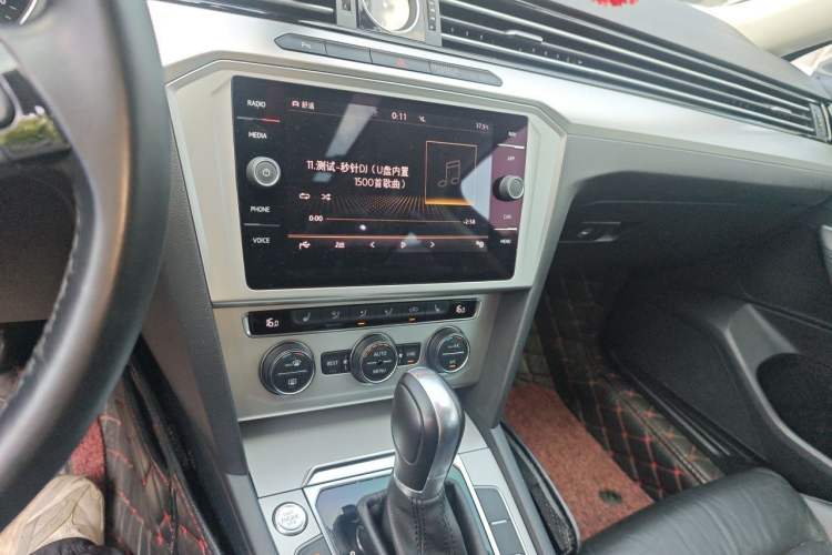 Used Volkswagen Variant 2017 380TSI Two-Wheel Drive Comfort Edition Audio And AC Panel