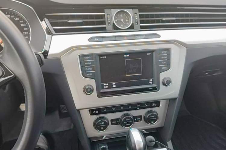 Used Volkswagen Variant  Audio And AC Panel