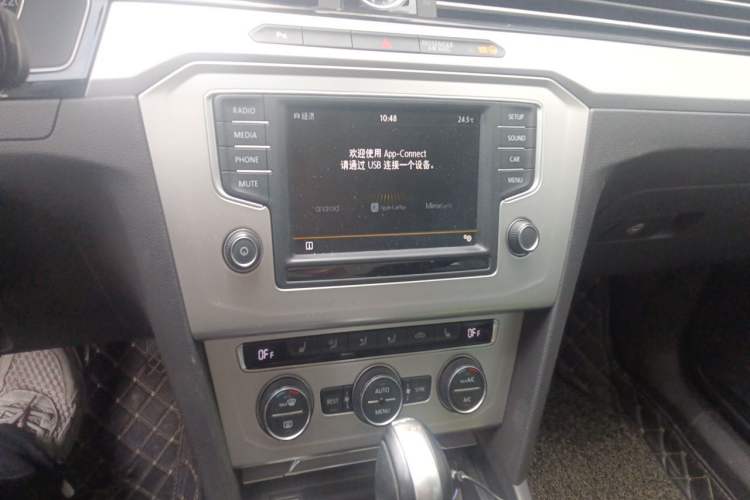 Used Volkswagen Variant 2017 380TSI Two-Wheel Drive Comfort Edition Audio And AC Panel