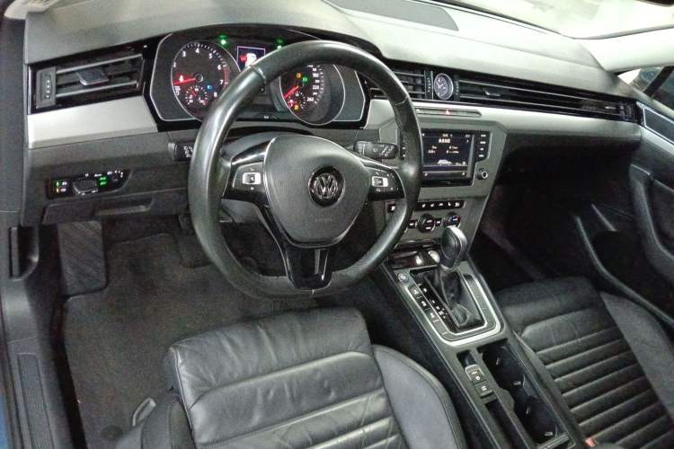 Used Volkswagen Variant 2017 380TSI Two-Wheel Drive Comfort Edition Center Console