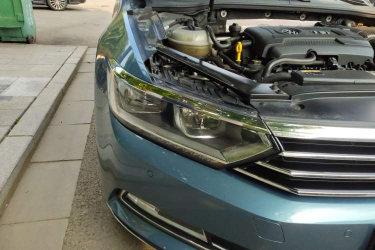 Used Volkswagen Variant 2017 380TSI Two-Wheel Drive Comfort Edition Right Front Headlight