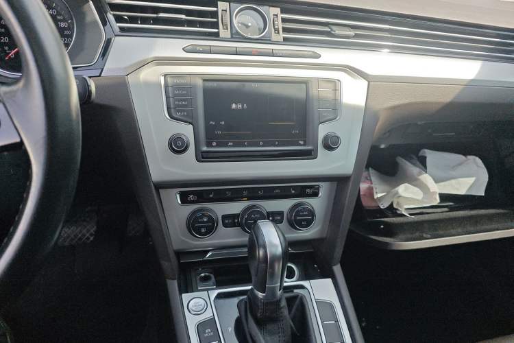 Used Volkswagen Variant 2017 380TSI Two-Wheel Drive Comfort Edition Audio And AC Panel