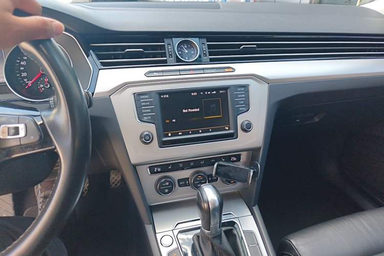 Used Volkswagen Variant 2017 380TSI Two-Wheel Drive Comfort Edition Audio And AC Panel