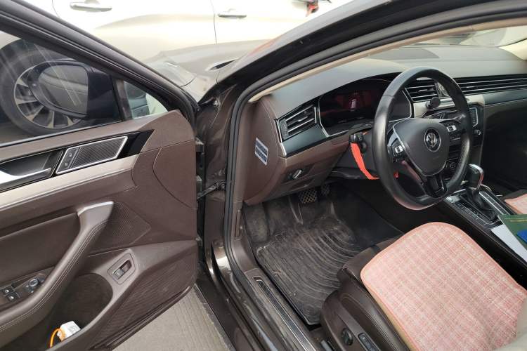 Used Volkswagen Variant 2017 380TSI Two-Wheel Drive Comfort Edition Interior 3