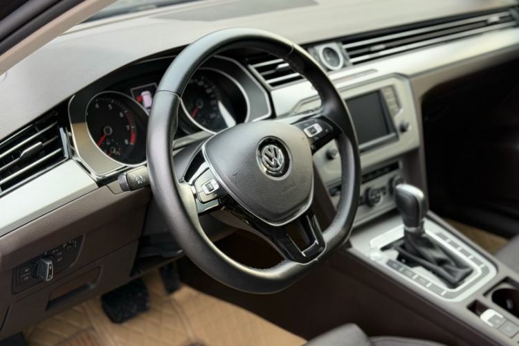 Used Volkswagen Variant 2017 380TSI Two-Wheel Drive Comfort Edition Interior 8